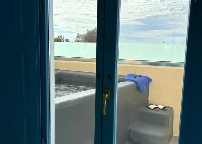 Bay Hotell Perissa (Santorini)